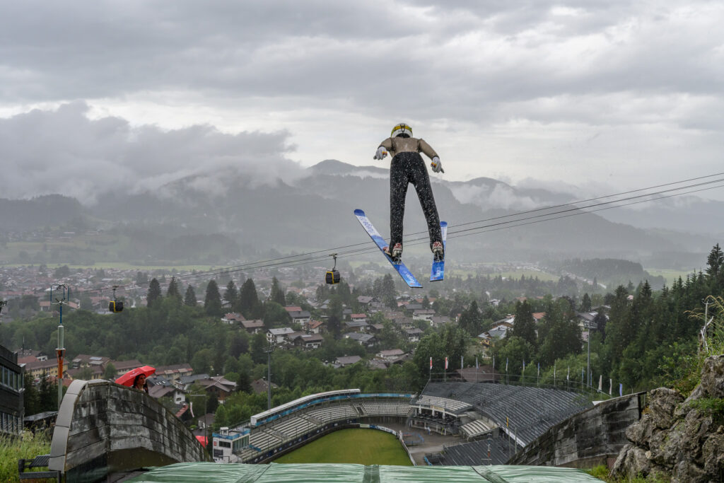 Ein Skispringer fliegt von der Oberstdorf Schanze.