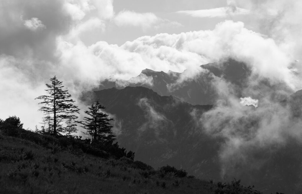Berge mit dramatischen Wolken in Schwarzweiß